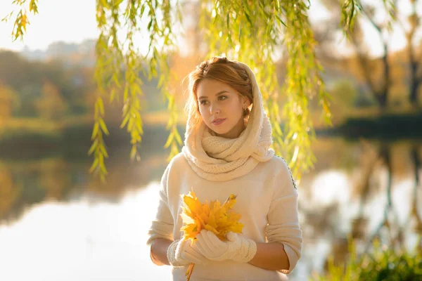 Jeune Femme Dans Parc Automne Dame Aux Feuilles Robe Blanche — Photo