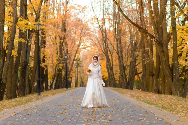 Jovem Parque Outono Senhora Com Uma Folha Vestido Branco — Fotografia de Stock