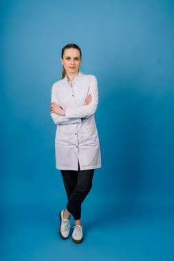 Beyaz önlüklü genç doktor, stüdyo fotoğrafı.