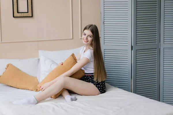 Junge Attraktive Frau Entspannt Auf Weißem Sofa Heimischen Fenster — Stockfoto