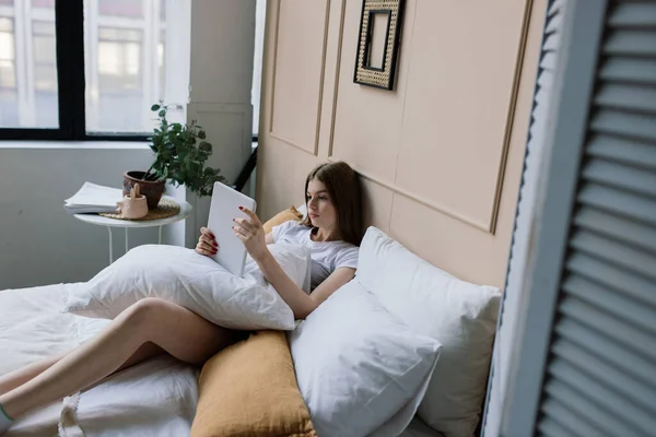 Junge Attraktive Frau Entspannt Auf Weißem Sofa Heimischen Fenster — Stockfoto