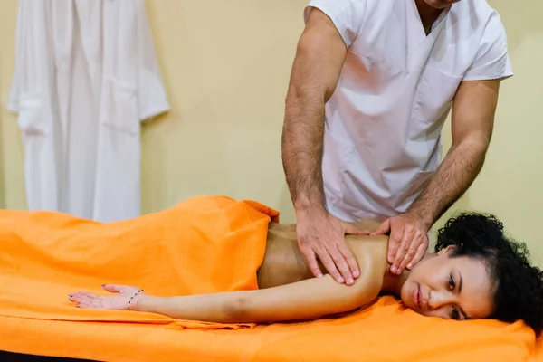 Eine Attraktive Lateinamerikanerin Legt Sich Wellnessbereich Auf Ein Massagebett — Stockfoto