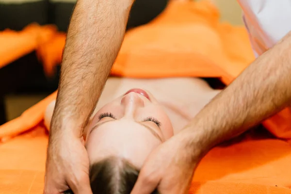 Eine Attraktive Lateinamerikanerin Legt Sich Wellnessbereich Auf Ein Massagebett — Stockfoto