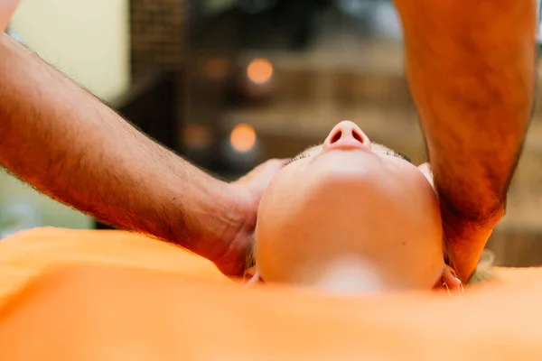 Eine Attraktive Lateinamerikanerin Legt Sich Wellnessbereich Auf Ein Massagebett — Stockfoto