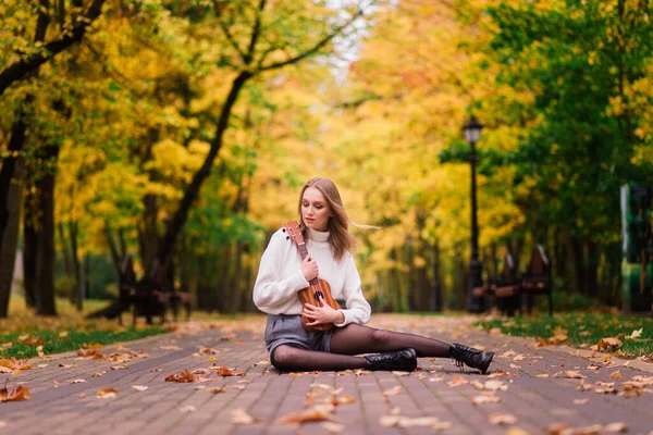 Gyönyörű Játszik Ukulele Gitár Szabadban Egy Őszi Erdőben — Stock Fotó