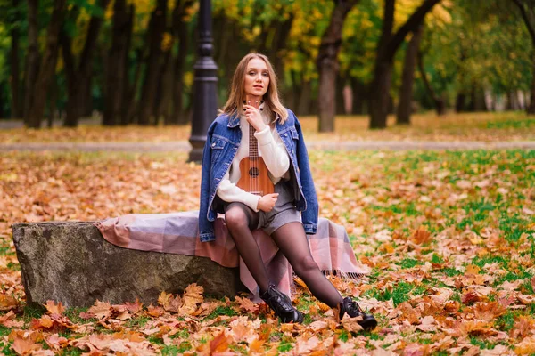 Hermosa Mujer Tocando Guitarra Ukelele Aire Libre Bosque Otoño — Foto de Stock