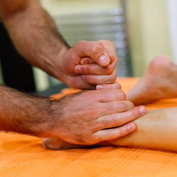 Mujer Teniendo Masaje Cuerpo Salón Spa Concepto Tratamiento Belleza — Foto de Stock