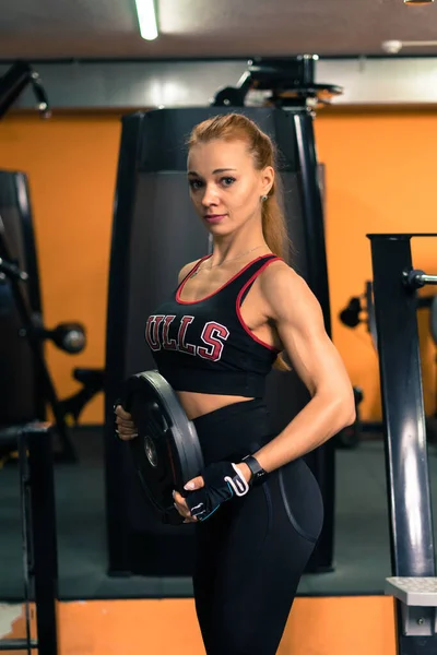 Joven Mujer Deportiva Estiramiento Entrenamiento Gimnasio —  Fotos de Stock