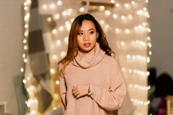 Sorrindo Jovem Mulher Asiática Com Uma Caixa Presente Natal Perto — Fotografia de Stock