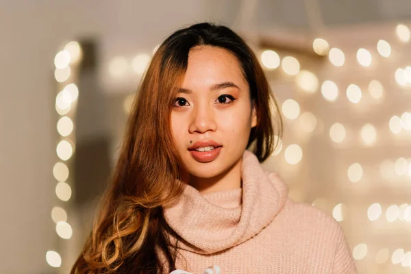 Sorrindo Jovem Mulher Asiática Com Uma Caixa Presente Natal Perto — Fotografia de Stock