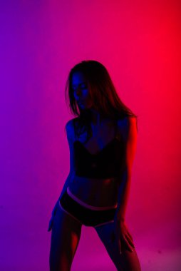 Stüdyoda poz veren genç ve güzel bir dansçı