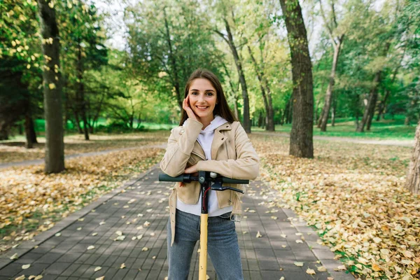 Jonge Mooie Stijlvolle Vrouw Paardrijden Elektrische Scooter Herfst Park Ecologisch — Stockfoto