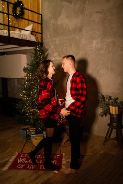 Genç adam sevgilisini öpüyor. Birlikte kış tatilini kutlarken mutlu oluyor.