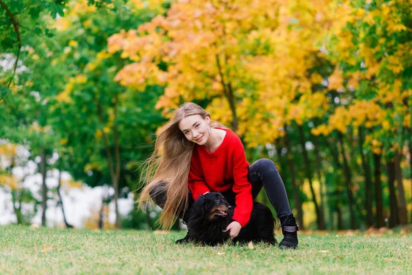 Junge Attraktive Frau Mit Ihrem Dackelhund Arm Freien Bei Sonnenaufgang — Stockfoto