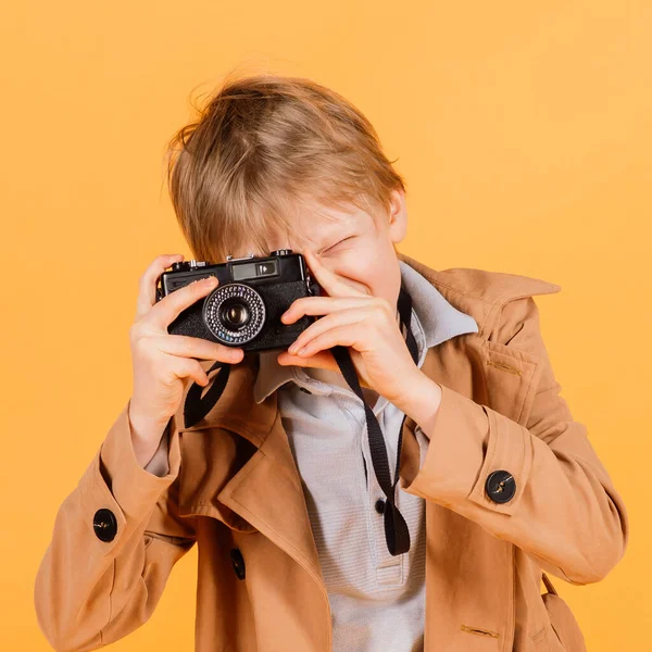 Criança Menino Fotógrafo Cabeça Vermelha Com Fotocâmera Retro Estúdio — Fotografia de Stock