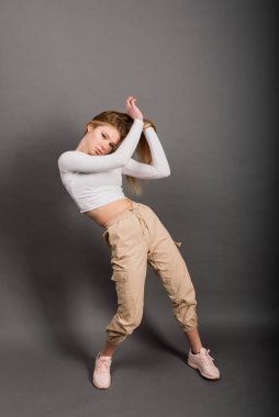 Stüdyo arka planında modern stil dansçısı