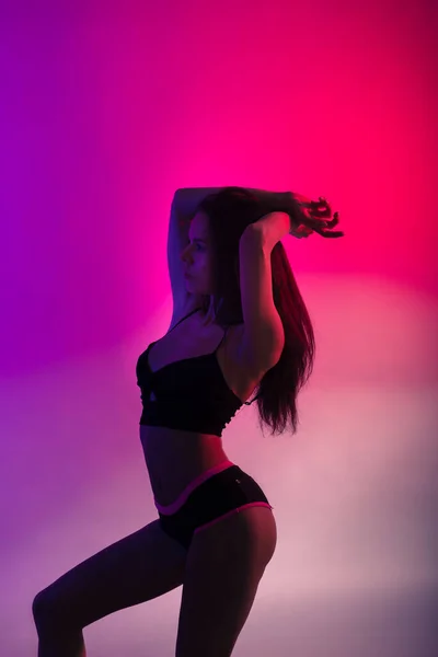 Hermosa joven instructora de fitness posando en el estudio. Detalle de cerca — Foto de Stock