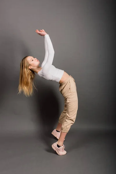Ballerino in stile moderno posa su sfondo studio — Foto Stock