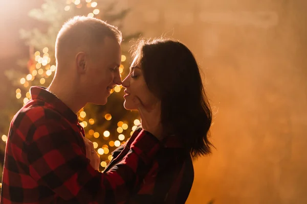 Man Överraskning Kvinna För Chrismas Kärleksfulla Och Kyssande Par — Stockfoto