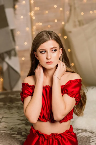 Giovane Donna Felice Con Capelli Lunghi Vicino Camino Albero Natale — Foto Stock