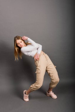 Stüdyo arka planında modern tarz dansçı