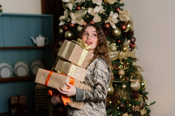 Belle Jeune Femme Célébrant Noël Maison Amusant Cadeaux Ouverture — Photo