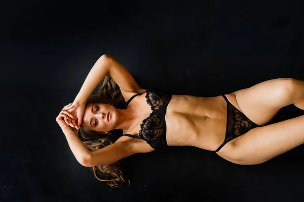 心の平和 暗いスタジオの背景にクローズアップ美しい女性 女性の身体の自然美 — ストック写真