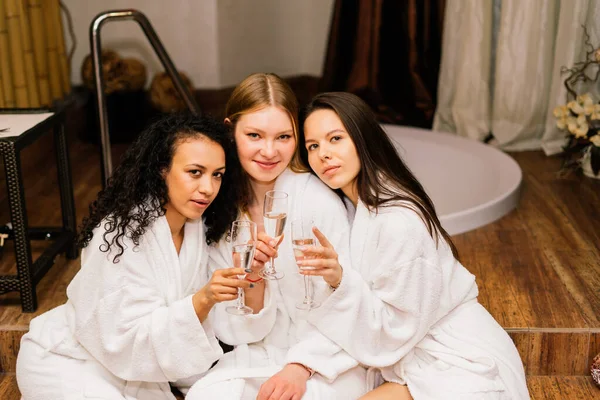 Três Fêmeas Bonitos Roupões Banho Piscina Interior Mulheres Amigas Férias — Fotografia de Stock