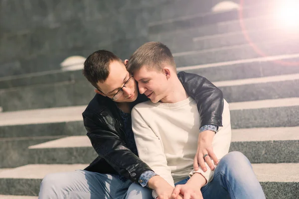 Mignon Gay Couple Dans Ville Tendre Doux Baisers Sourire — Photo