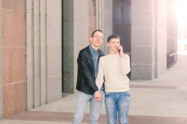 Schattig Gay Paar Een Stad Teder Zacht Zoenen Glimlachen — Stockfoto