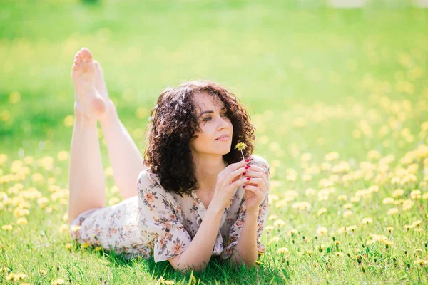 Mujer Atractiva Joven Con Pelo Largo Rizado Posando Jardín Floreciente —  Fotos de Stock