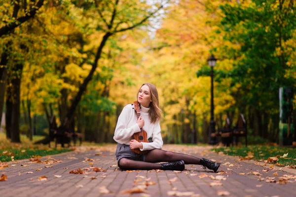 Młoda Kobieta Siedzi Ławce Parku Gra Ukulele Pozując Gitarą — Zdjęcie stockowe