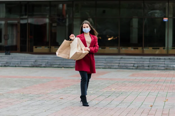 Młoda Kobieta Maską Twarzy Restauracji Nowa Normalna Koncepcja Ochrony Pandemii — Zdjęcie stockowe