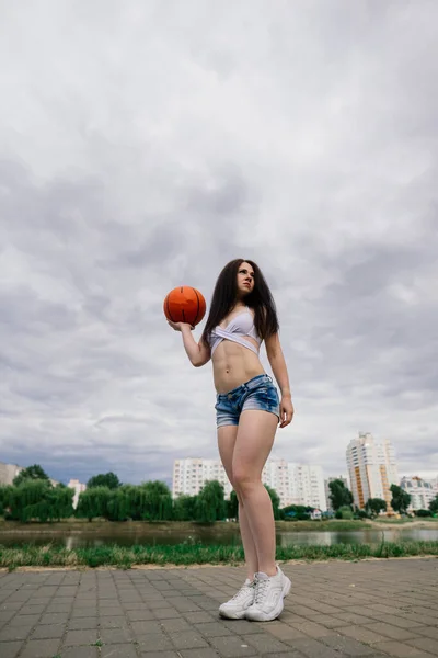 Joven Atlética Con Top Pantalones Chándal Jugando Con Pelota Cancha — Foto de Stock