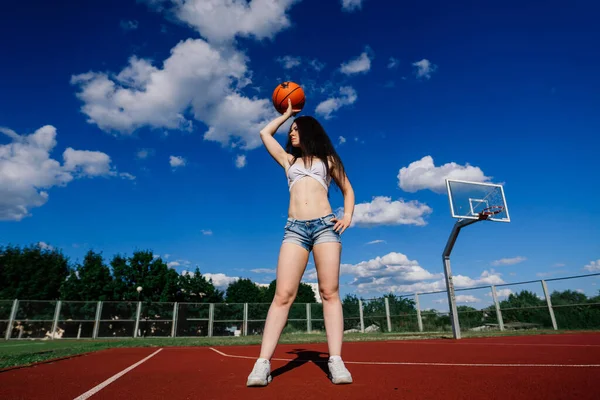 Jovem Atlética Feminina Top Sweatpants Jogando Com Bola Quadra Basquete — Fotografia de Stock