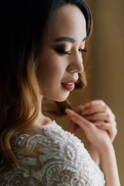 Beyaz Elbiseli Klasik Tarzda Doğal Masum Gülümseyen Asyalı Bir Kadın — Stok fotoğraf