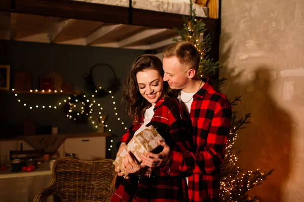 Uomo Donna Sorpresa Natale Amorevole Baciare Coppia — Foto Stock