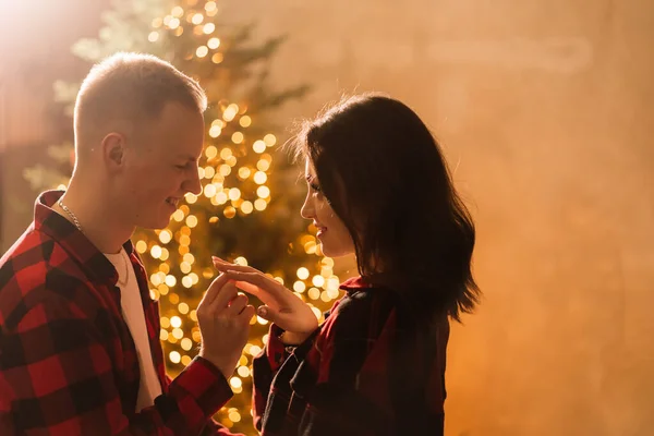 Mężczyzna Niespodzianka Kobieta Dla Boże Narodzenie Kochający Całujący Para — Zdjęcie stockowe