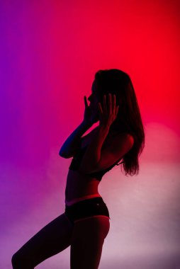 Stüdyoda poz veren genç ve güzel bir dansçı