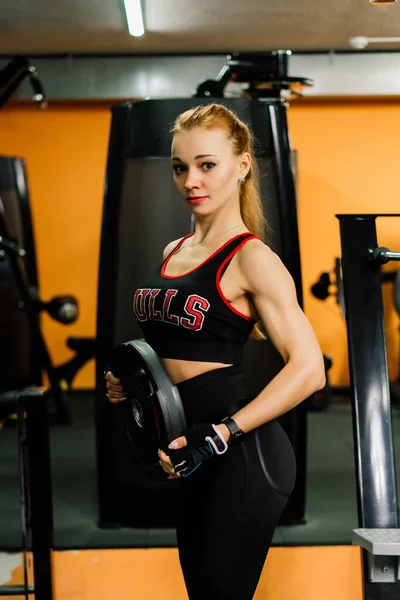 Bild Einer Muskelbepackten Frau Bei Übungen Fitnessstudio — Stockfoto