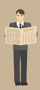 Genç işadamı gelişeceğini ellerinde bir gazete okuyor