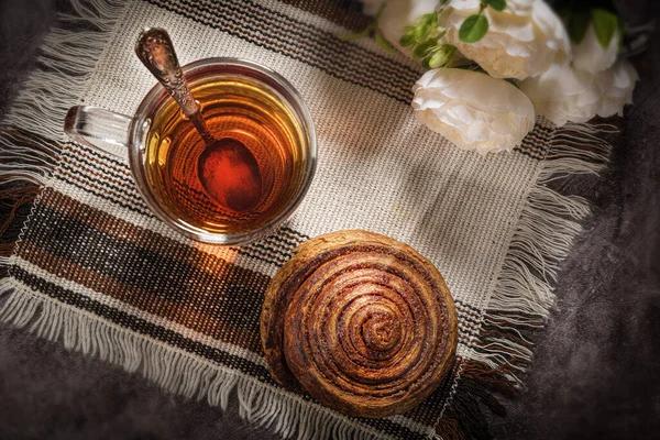 Tea Fragrant Black Transparent Mug Light Brown Napkin Snail Bun — Stock Photo, Image