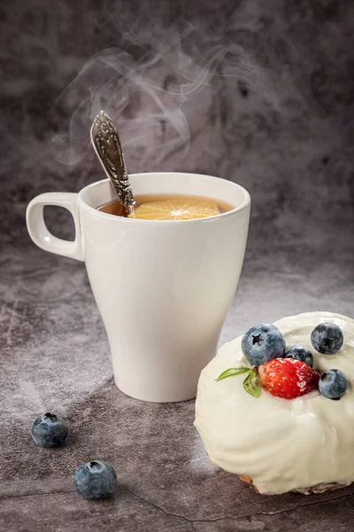 Vit Mugg Med Handtag Sked Tårta Med Jordgubbar Och Blåbär — Stockfoto