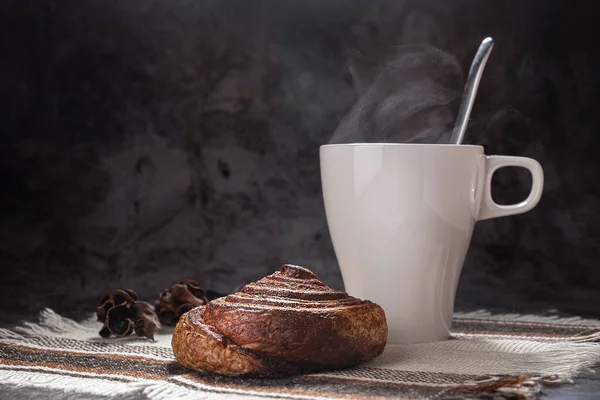 Vit Mugg Med Ett Handtag Sked Med Bulle Snigel Med — Stockfoto