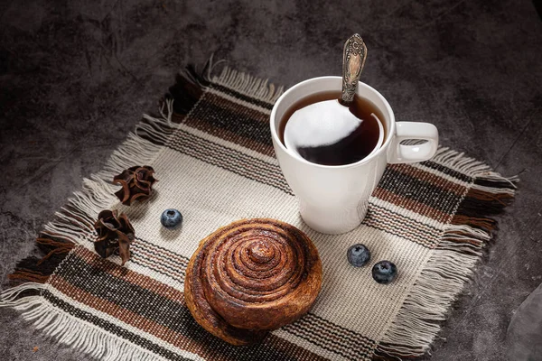 Vit Mugg Med Ett Handtag Sked Med Bulle Snigel Med — Stockfoto