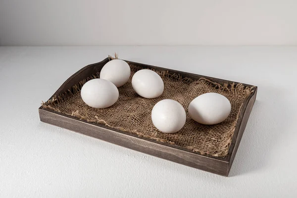 Jaja Białej Skorupie Drewnianej Tacy Białym Tle — Zdjęcie stockowe
