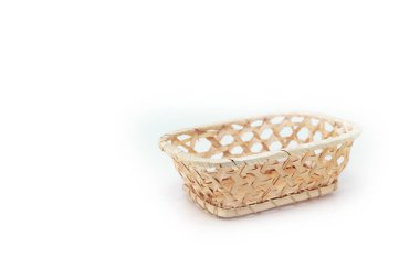 Beyaz arkaplanda hasır sepetler