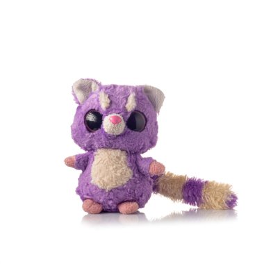 Beyaz arka planda yumuşak oyuncak kedi