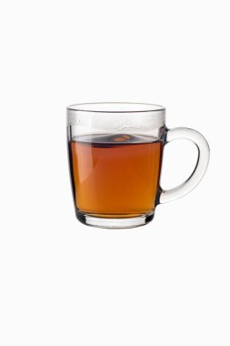 Beyaz arka planda şeffaf cam bardakta çay