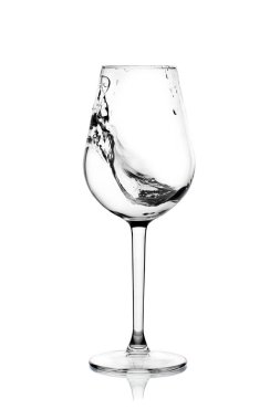 Beyaz arka planda içme suyu olan cam bardak.